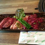 三色(得々カルビ、ハラミ、トロ豚カルビ)