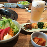 サラダ、大根キムチ、ナムル、エビスビール