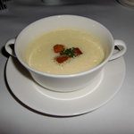 ダイニングルーム フレンチ - キッズプレートについているポタージュスープ。