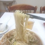 ひろし食堂 - 麺リフトアップ