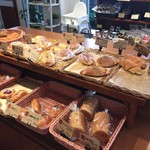 こめ工房 マゴメ - 美味しいパンが並んでいます。