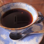 珈琲 蔵 - ボキらは2人とも蔵ブレンドコーヒー400円を注文。
                                注文後に豆を挽いて淹れてくれるコーヒーは
                                飲みやすくとっても美味しいよ。