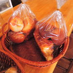 珈琲 蔵 - ボキらがこちらのお店に来たかった理由は美味しい珈琲が飲みたかったのともう1つ！こちらの『幕末パン』なの。お店の方が幕末時代(150年前)のレシピで毎日焼かれているお店の看板メニューなんだよ。