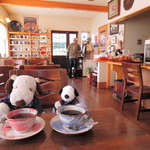 珈琲 蔵 - ウッディな内装の店内、萩焼の器がたくさん飾られてて
                                とってもいい雰囲気だよ。珈琲も萩焼のカップ＆ソーサーで
                                出してもらえるよ。このカップ、欲しいなぁ。