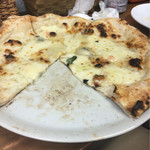ピッツェリア アミーチ - 4種のチーズが溶ろけあうフォーフォルマッジ