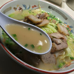 こむらさき - こむらさき 天文館店(鹿児島県鹿児島市東千石町)ラーメン(鹿児島黒豚チャーシュー入り)並盛