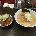 美豚 - スープドッシリ極豚骨ラーメン濃いめの味付けが嬉しいチャーシューめし