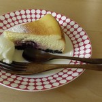 コーヒー オッタ - ダークチェリーのチーズケーキ（350円）