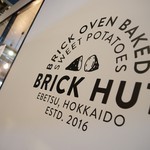 BRICK HUT - サイン