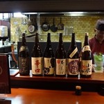 磯め - 2016.7.2移転オープン時のカウンター上の火入れ酒＆マスター