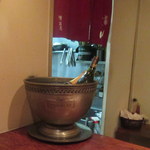 祇園ごずこん - グラスワインの瓶はポメリー製のクーラーに。