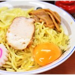 珍々亭 - 油そば（並）+生玉子+ワンタン  650+50+100円　食べ応えのある太麺をシンプルな醤油ダレでぐいぐい食べさせてくれます。