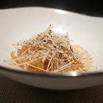 エクアトゥール - オマールエビのポワレにサマートリュフ　　　　キャビアルーズ