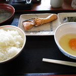 街かど屋 - 焼き鮭定食の全景