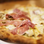 Pizzeria 39 - 生ハムとキノコのジェノバソースピッツァの部分