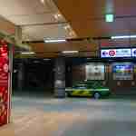 たいやき わかば - アトレ四谷の横を通り過ぎたら、タクシープールを沿うように歩道を移動し