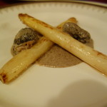 シャテール - ホワイトアスパラのソテー　モリーユ茸のソース