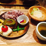 ABC canteen - 2016/7/2 ディナーで利用。
アボガドハンバーグ(1,380円)。
肉感タップリのハンバーグ！！( *｀ω´)