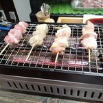 はかた亭 - やきとりはこのように自分で焼きます。