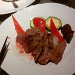 BAR RUDDY - 牛肉のソテー黒胡椒風味（１切れ食べちゃいました）