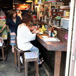 Hansamu Shokudou - 店内はカウンター/テーブル席/路上テーブルなどなど…