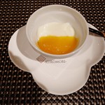 クロモリ - 杏仁豆腐 黄色いトマトのソース