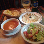 トルコ料理レストラン ヒサル - フムス以外はセットのお皿＝トマトスープ＋サラダ＋エキメキ