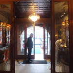 THE GRITTI PALACE - 運河側のエントランスに立つベルボーイ