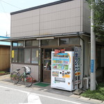 東屋菓子舗 - 店舗前より...真正面に店名すらない
