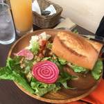 メルシーキャンプ - Ａランチ（アボカドとサーモンのバケットサンド）