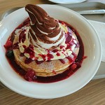 カフェ ソラーレ - 赤いベリーのティラミス風パンケーキ〈ソフトクリーム添え〉880円