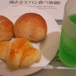 バケット - ドリンクバーのメロンソーダと食べ放題のパン