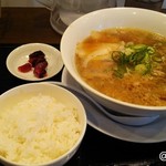 はらぺこ食堂 肉餃子・麻婆 タニグチ - ラーメンとライス