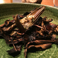 IL TEATRINO DA SALONE - カルチョフィ アッラ ブラーチェ   皮ごとスプーンのように持って先にのせてあるアーティチョークを食べます。