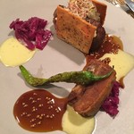 ビストロアム - ドライエイジングRALポークのグリエ ポルテサノポークスペアリブのコンフィ