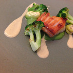 ミチノ・ル・トゥールビヨン - ハタハタのオーブン焼き　ブロッコリーピューレ