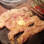 GOCHI - 煙もうもう！歯ごたえよくてジューシーな鶏さんでした。
                      ソースも美味