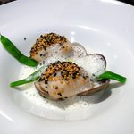 フレンチレストラン・プレジール - 【女川の帆立貝　白ごまと黒ごまをまぶしてソテー ホロホロ鳥のクリームソース】2010/9