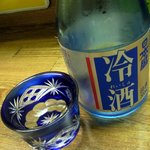 メリケン本舗 - 次は冷酒にしました。 日本盛でした。 グラスが切子なのが嬉しいですよね。