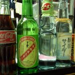 メリケン本舗 - 面白瓶シリーズですね。 昔懐かしいｃｏｃａ－ｃｏｌａの瓶もありました。 大阪サイダーって大阪市港区で作っているんですよ。 今はこのタイプじゃなくて淡い瓶の色になっています。 この瓶も価値が出てくるかも