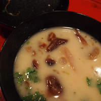 草喰 なかひがし - ずいき(芋茎)となめこの味噌汁