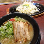 ラーメン番長銀次郎 - 2016.07　ラーメン(細)並盛り(900円)(無条件で鉄板モヤシがついてきます)