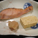 望楼NOGUCHI函館 - ～朝の焼物～北海道産秋鮭の塩麹焼き、七飯町花養鶏場の卵を使用した玉子焼き