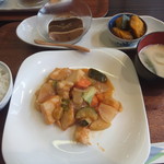 cafe ひなみ - ランチは「鶏胸肉と夏野菜の甘酢あん炒め」