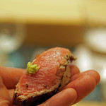 初音鮨 - 塩釜産、大トロの炙りの握り