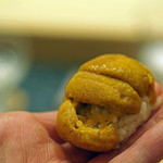 初音鮨 - 紫雲丹（ホント？ってくらいバフン雲丹に近い存在感）の握り（産地はナイショだそう...）