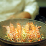 初音鮨 - 三河湾の巻き海老、
      存分にお酒を飲ませた海老を茹であげて...