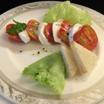 サンフォコン - 「アンティパスト」モッツアレラチーズとトマトのサラダ