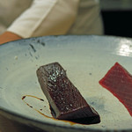 初音鮨 - 塩釜産、赤身の切り身と漬け