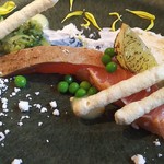 サーモンマリネの炙り、ロメインのサラダ、小夏